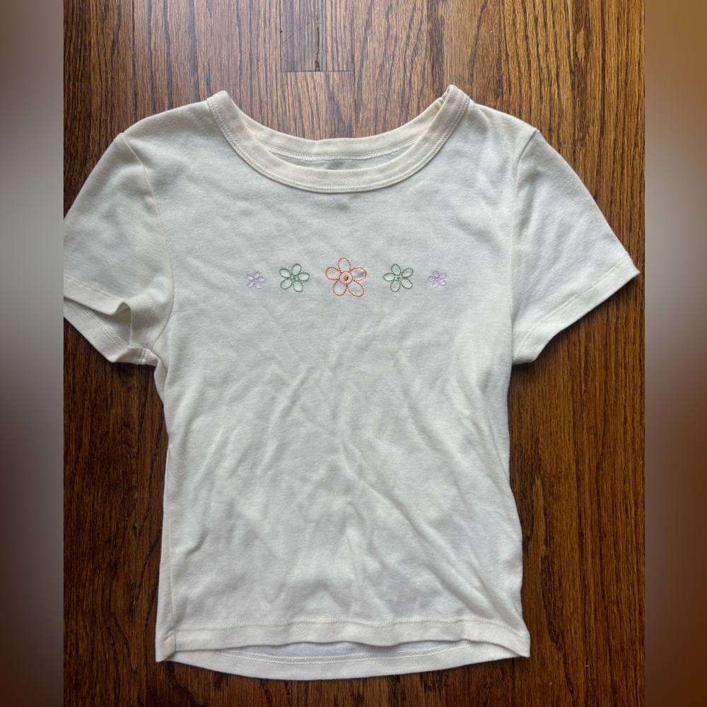 American Eagle cream flower baby tee